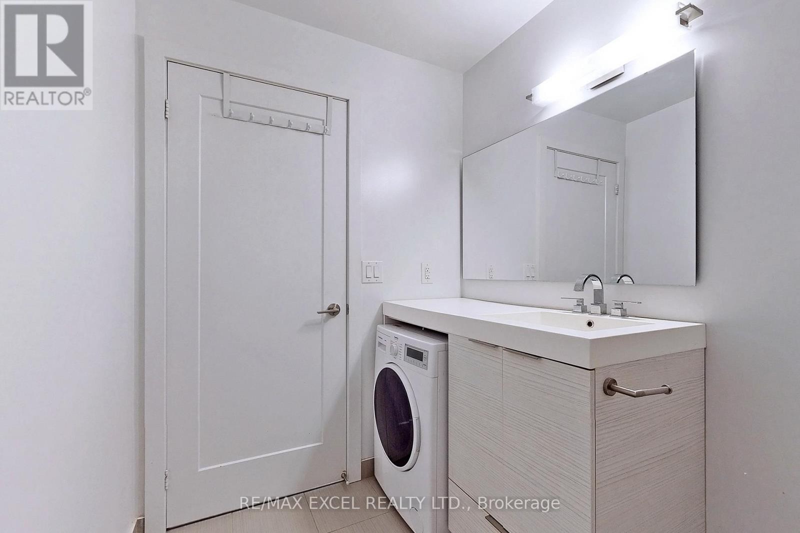 












2505 - 318 RICHMOND STREET W

,
Toronto (Waterfront Communities),




Ontario
M5V0B4


