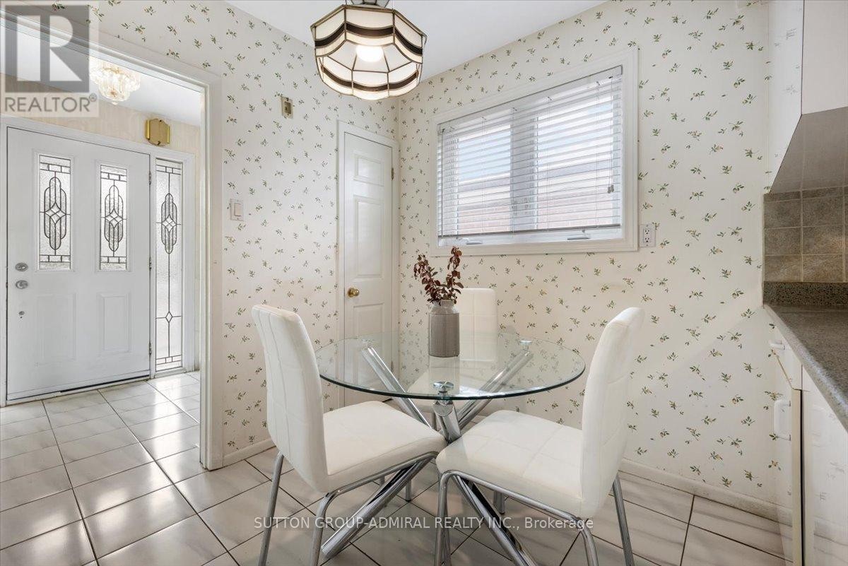 












40 MARATHON CRESCENT

,
Toronto (Newtonbrook West),




Ontario
M2R2L7

