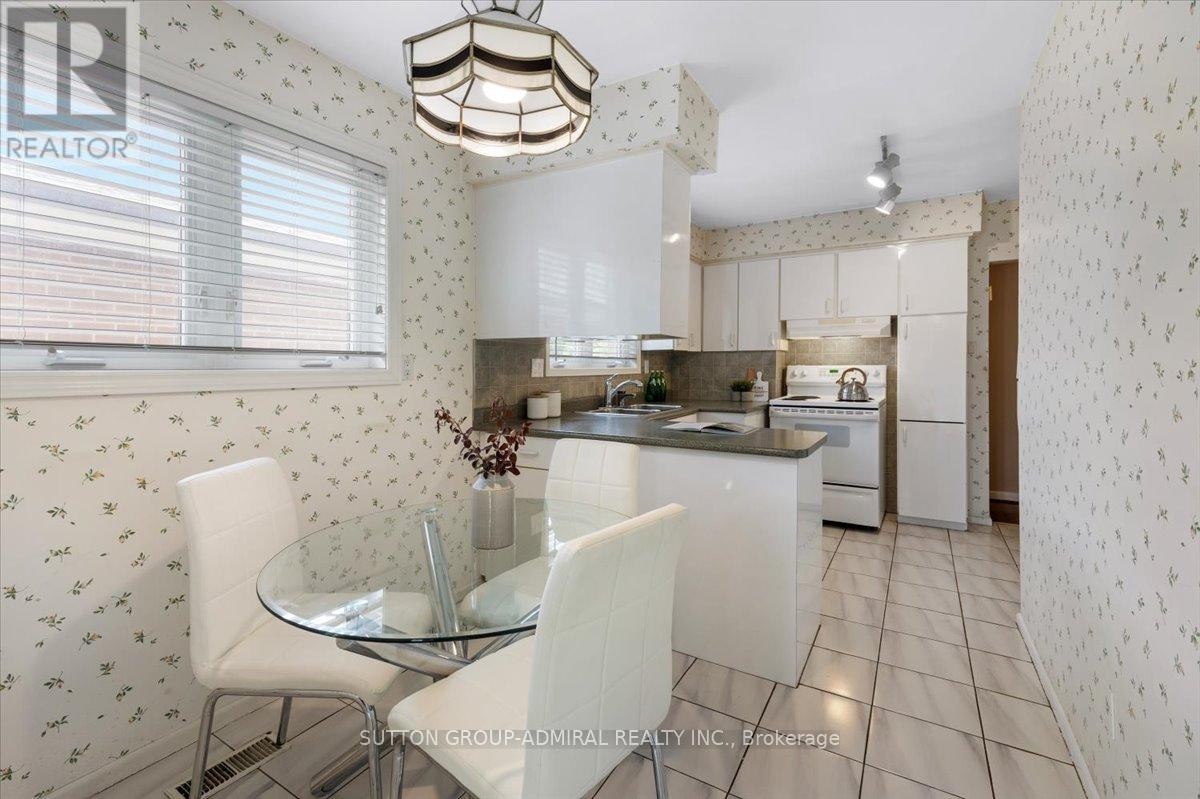












40 MARATHON CRESCENT

,
Toronto (Newtonbrook West),




Ontario
M2R2L7

