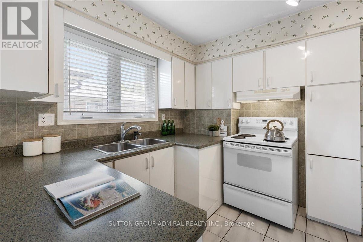 












40 MARATHON CRESCENT

,
Toronto (Newtonbrook West),




Ontario
M2R2L7

