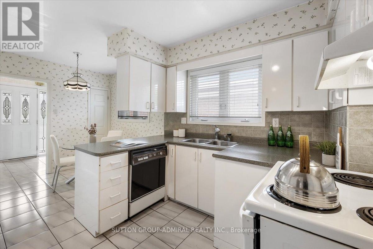 












40 MARATHON CRESCENT

,
Toronto (Newtonbrook West),




Ontario
M2R2L7

