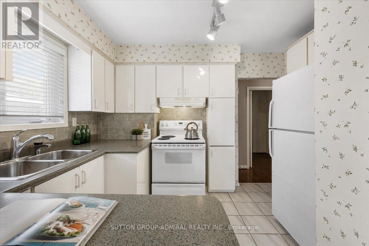 












40 MARATHON CRESCENT

,
Toronto (Newtonbrook West),




Ontario
M2R2L7

