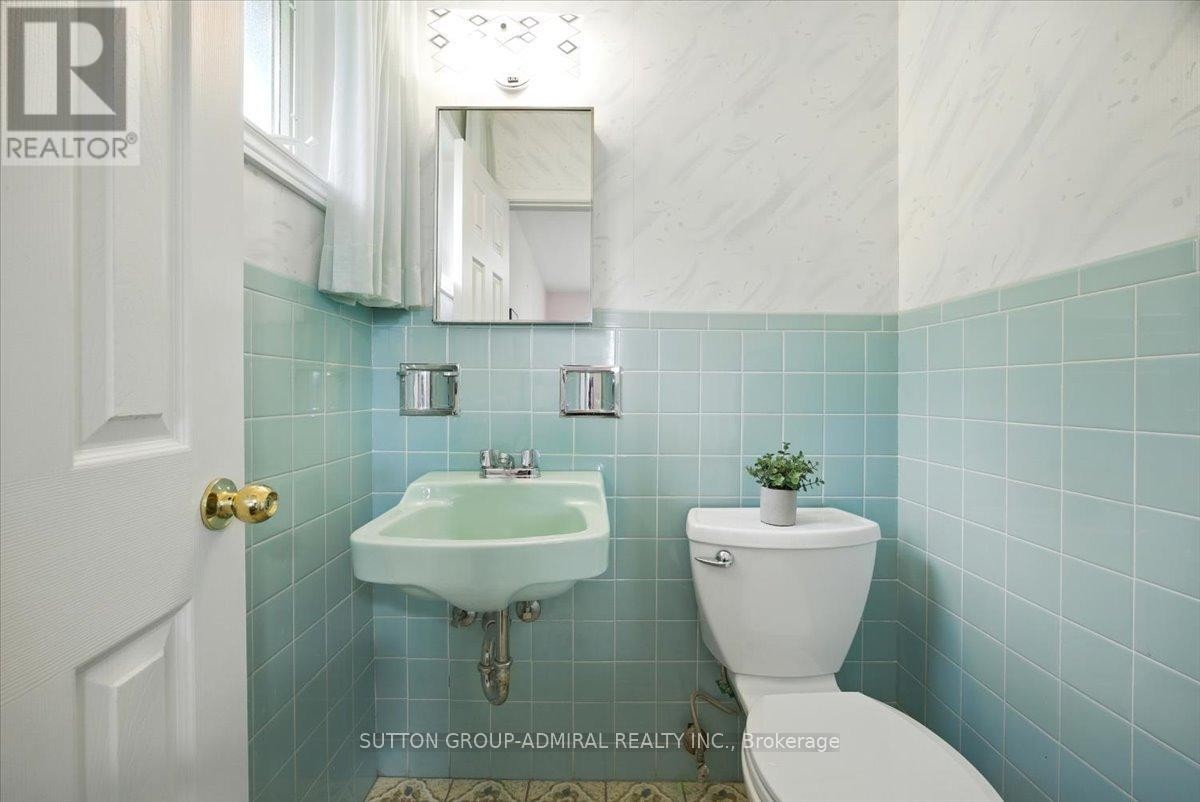 












40 MARATHON CRESCENT

,
Toronto (Newtonbrook West),




Ontario
M2R2L7

