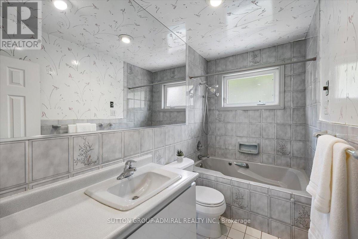 












40 MARATHON CRESCENT

,
Toronto (Newtonbrook West),




Ontario
M2R2L7

