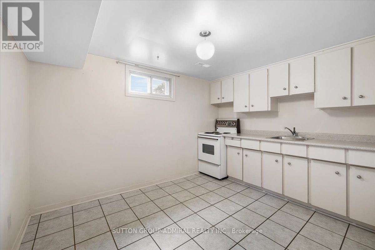 












40 MARATHON CRESCENT

,
Toronto (Newtonbrook West),




Ontario
M2R2L7

