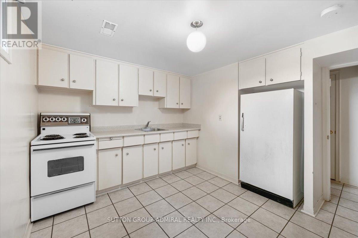 












40 MARATHON CRESCENT

,
Toronto (Newtonbrook West),




Ontario
M2R2L7

