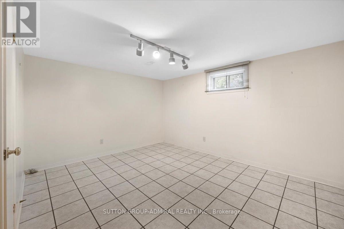 












40 MARATHON CRESCENT

,
Toronto (Newtonbrook West),




Ontario
M2R2L7

