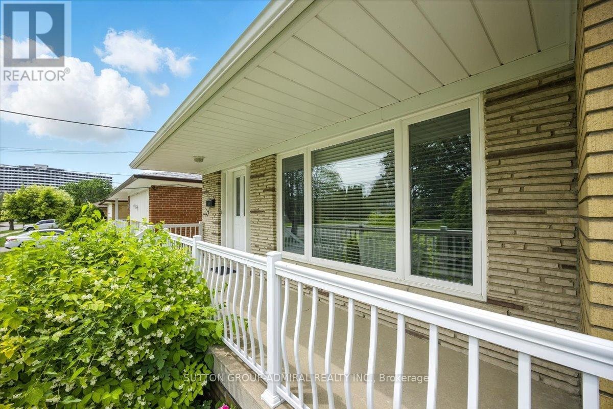 












40 MARATHON CRESCENT

,
Toronto (Newtonbrook West),




Ontario
M2R2L7

