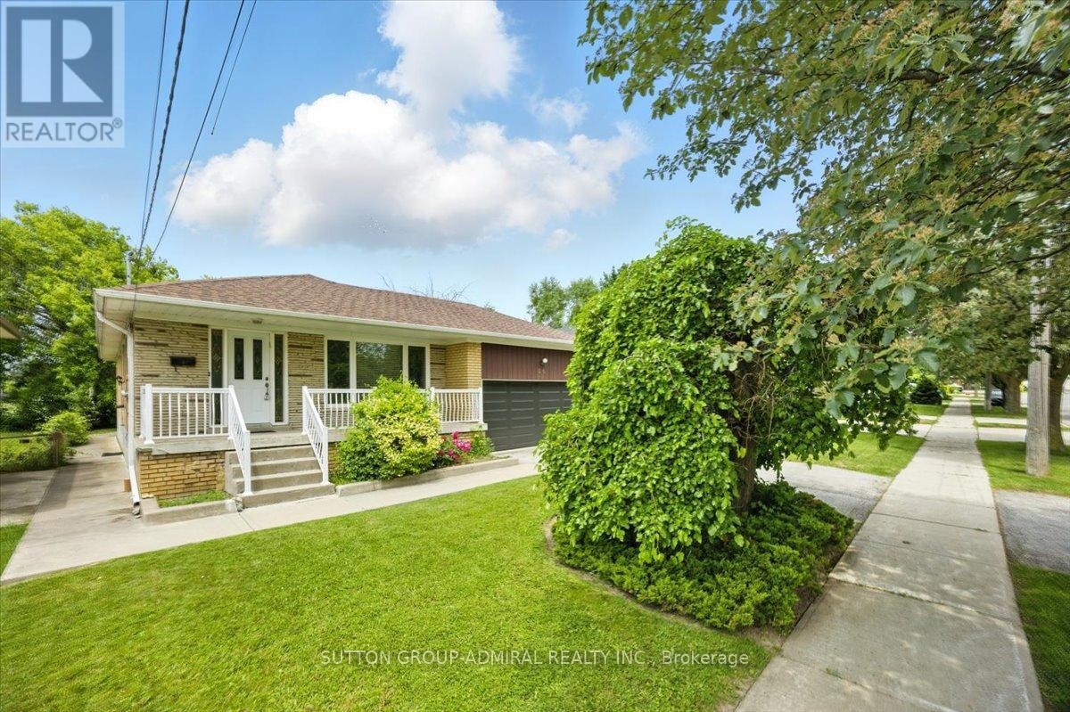 












40 MARATHON CRESCENT

,
Toronto (Newtonbrook West),




Ontario
M2R2L7


