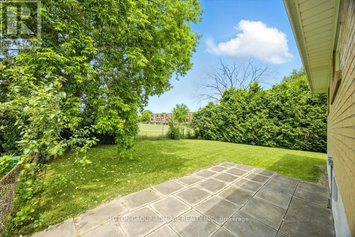 












40 MARATHON CRESCENT

,
Toronto (Newtonbrook West),




Ontario
M2R2L7

