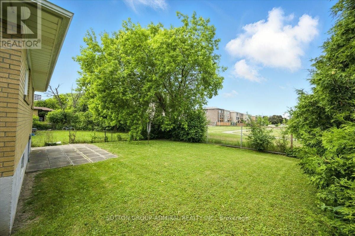 












40 MARATHON CRESCENT

,
Toronto (Newtonbrook West),




Ontario
M2R2L7


