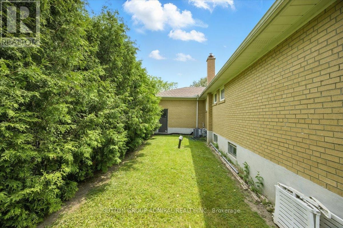 












40 MARATHON CRESCENT

,
Toronto (Newtonbrook West),




Ontario
M2R2L7

