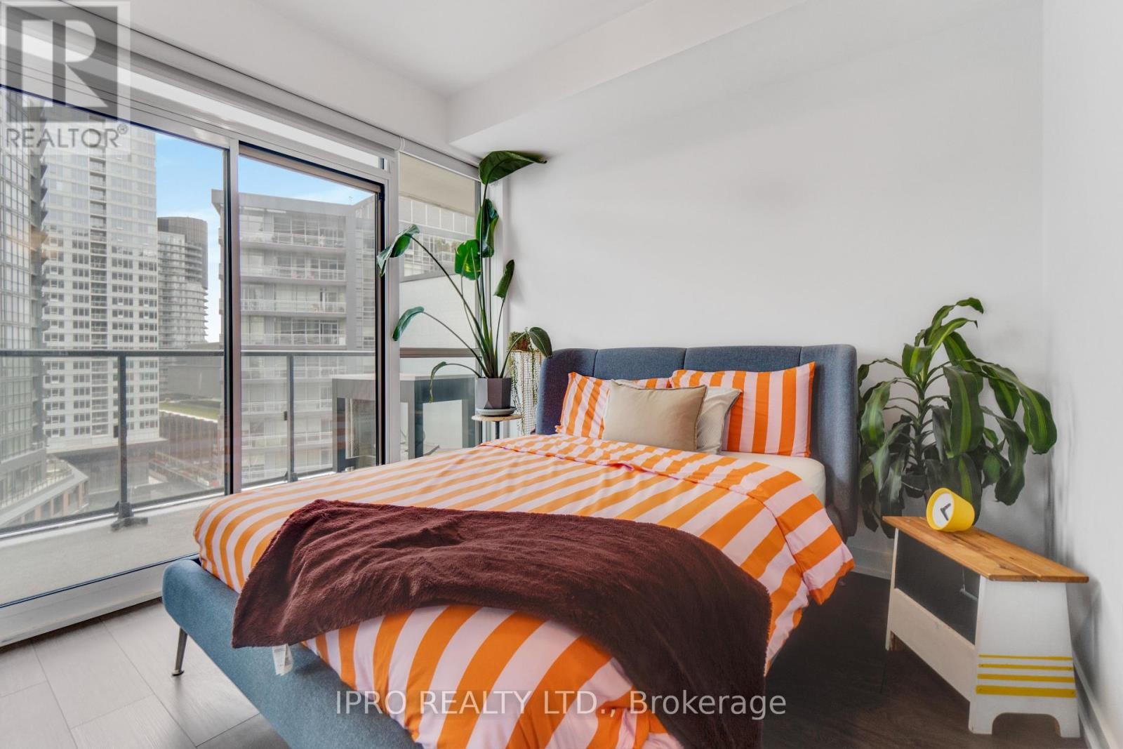 












1206 - 38 IANNUZZI STREET

,
Toronto (Niagara),




Ontario
M5V0S2

