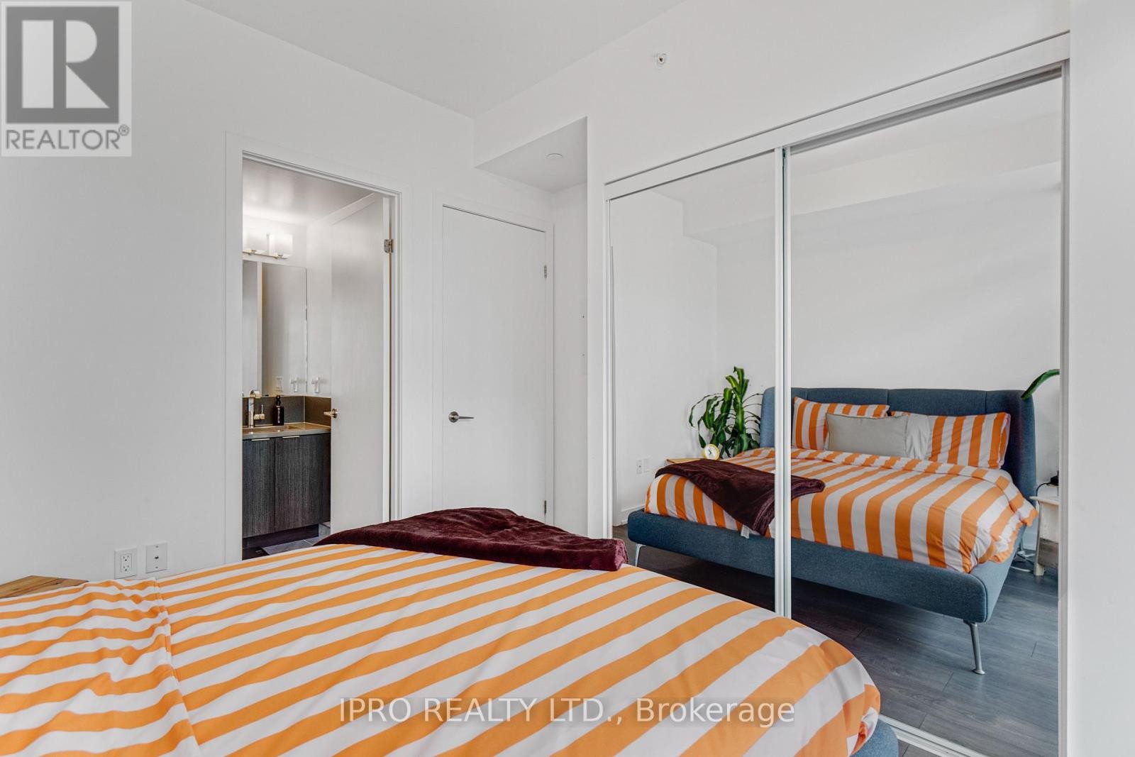 












1206 - 38 IANNUZZI STREET

,
Toronto (Niagara),




Ontario
M5V0S2

