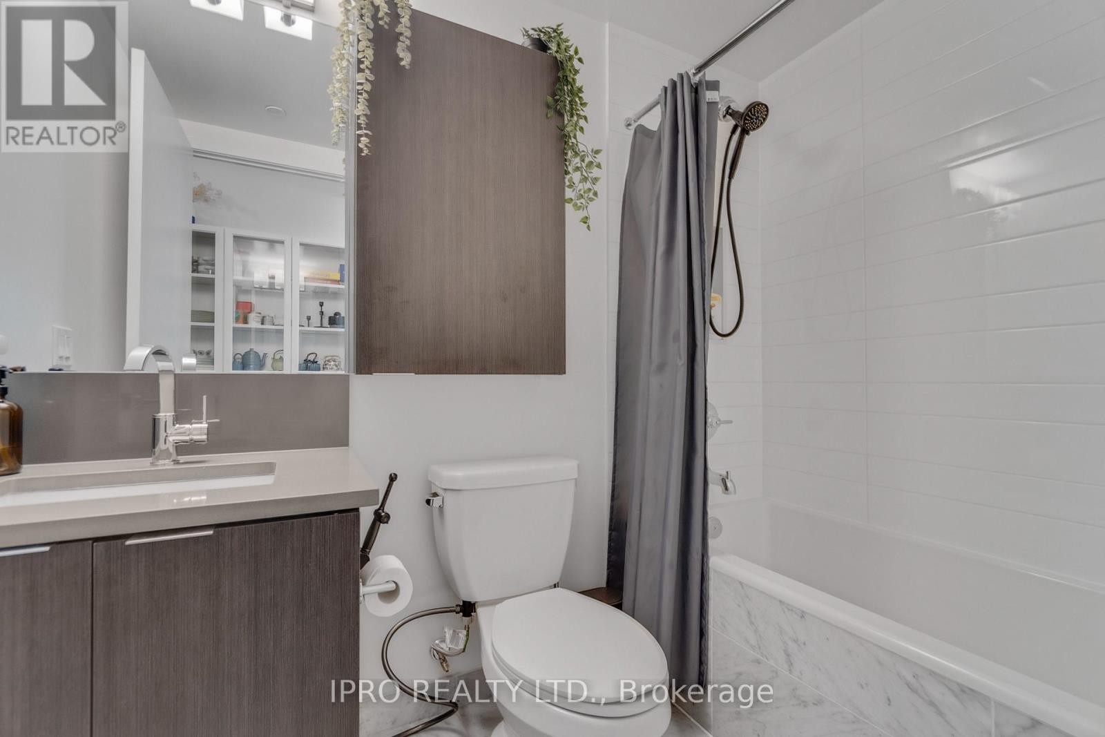 












1206 - 38 IANNUZZI STREET

,
Toronto (Niagara),




Ontario
M5V0S2

