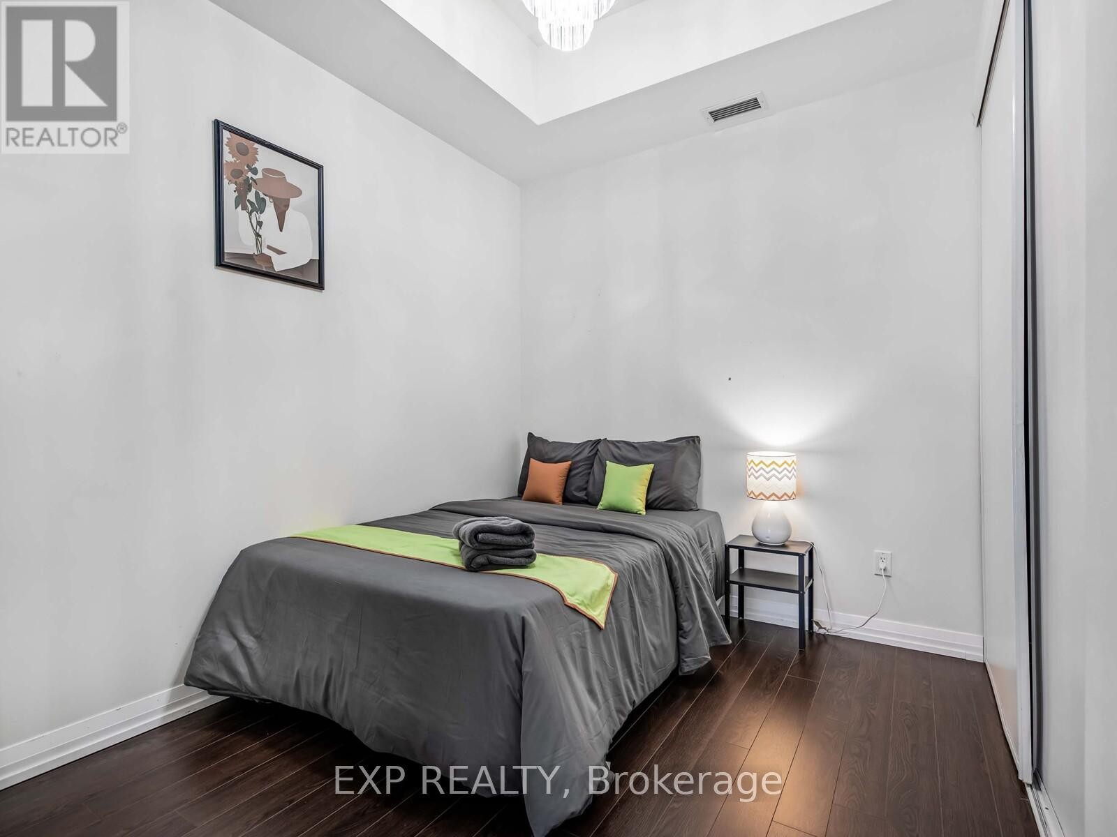 












15 - 460 ADELAIDE STREET E

,
Toronto (Moss Park),




Ontario
M5A1N6

