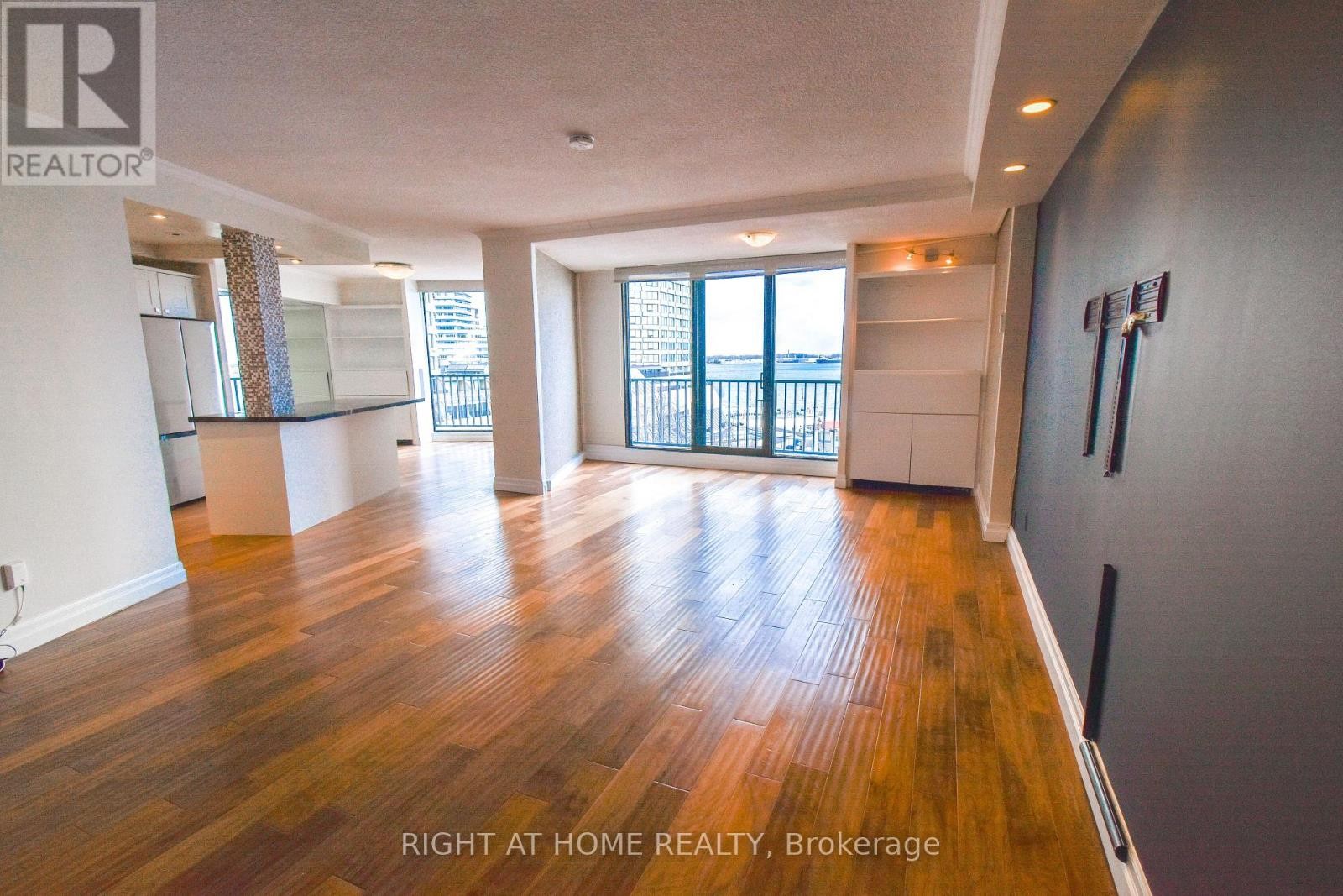 












1027 - 33 HARBOUR SQUARE

,
Toronto (Waterfront Communities),




Ontario
M5J2G2

