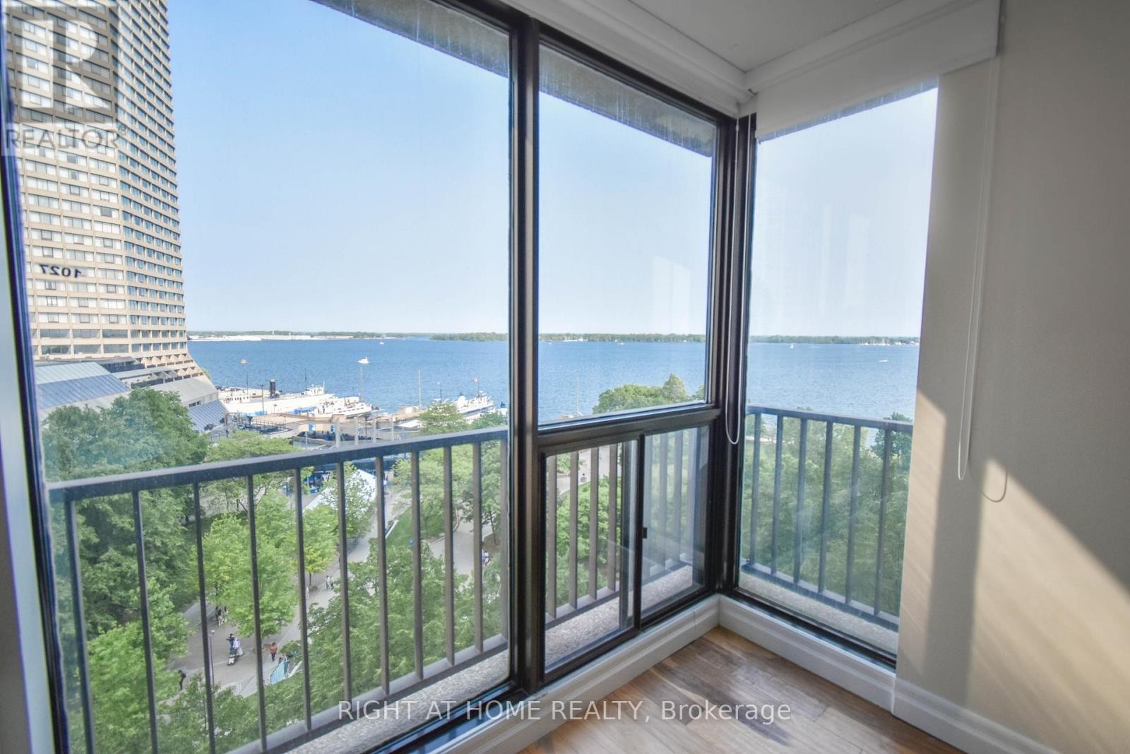 












1027 - 33 HARBOUR SQUARE

,
Toronto (Waterfront Communities),




Ontario
M5J2G2

