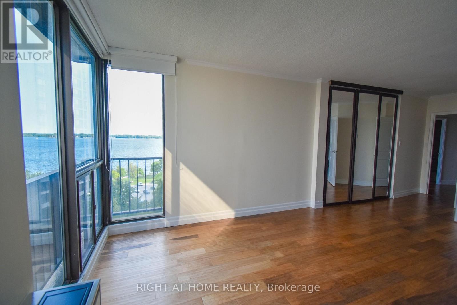 












1027 - 33 HARBOUR SQUARE

,
Toronto (Waterfront Communities),




Ontario
M5J2G2


