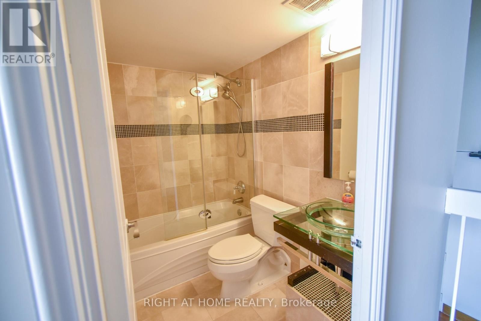 












1027 - 33 HARBOUR SQUARE

,
Toronto (Waterfront Communities),




Ontario
M5J2G2

