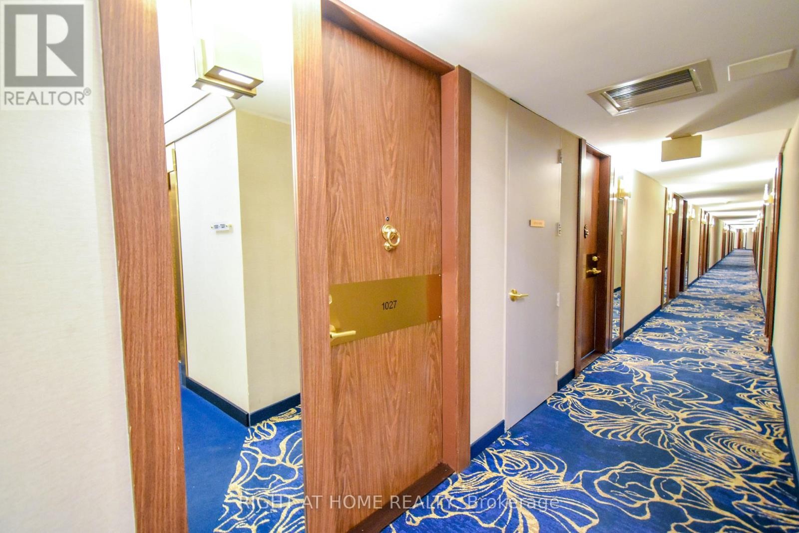 












1027 - 33 HARBOUR SQUARE

,
Toronto (Waterfront Communities),




Ontario
M5J2G2

