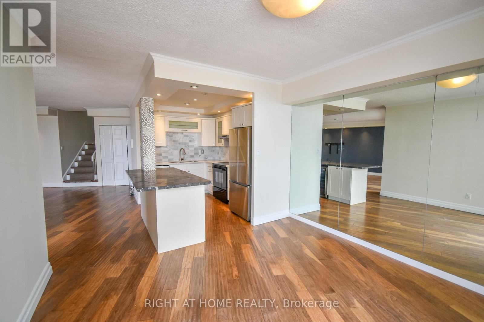 












1027 - 33 HARBOUR SQUARE

,
Toronto (Waterfront Communities),




Ontario
M5J2G2

