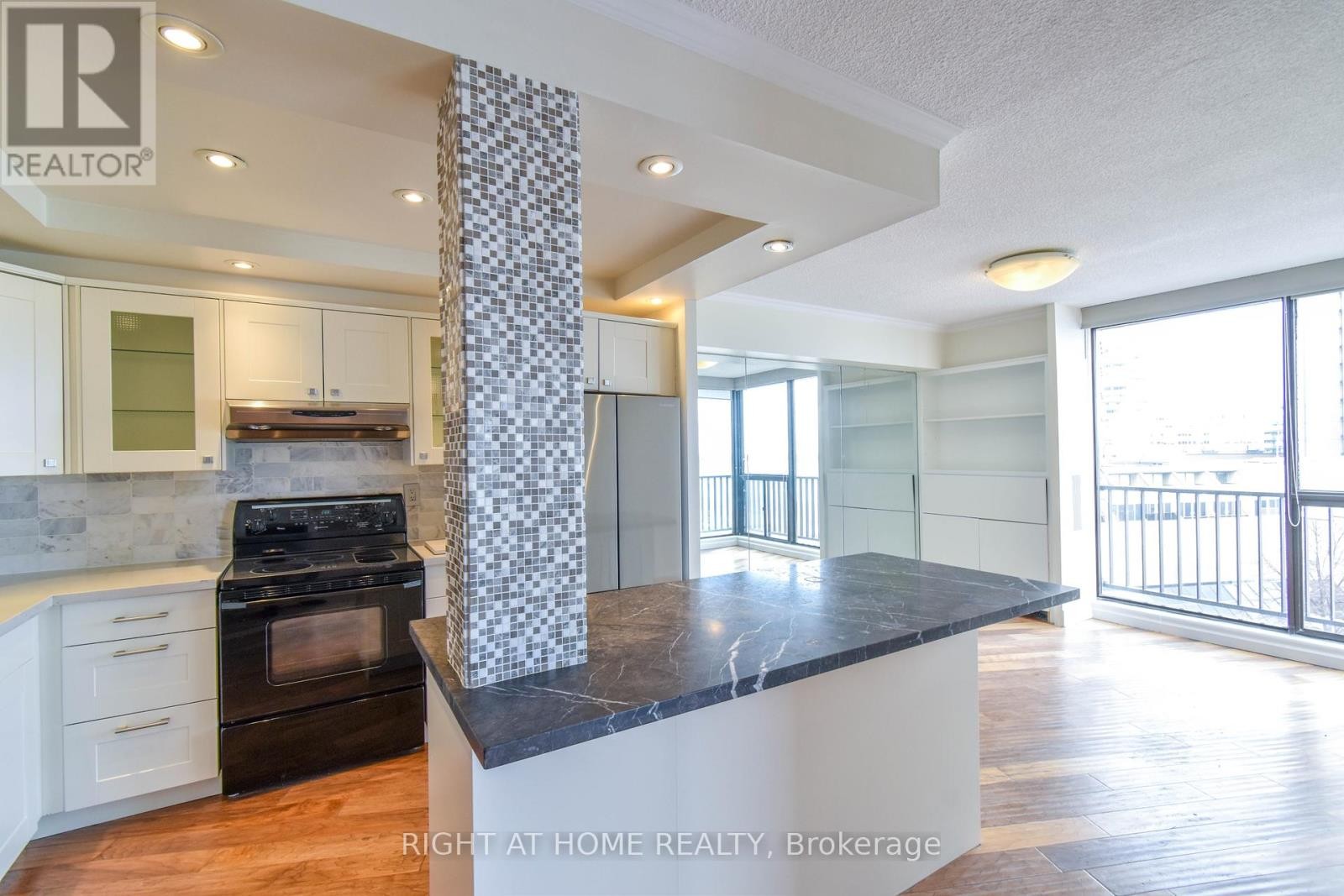












1027 - 33 HARBOUR SQUARE

,
Toronto (Waterfront Communities),




Ontario
M5J2G2

