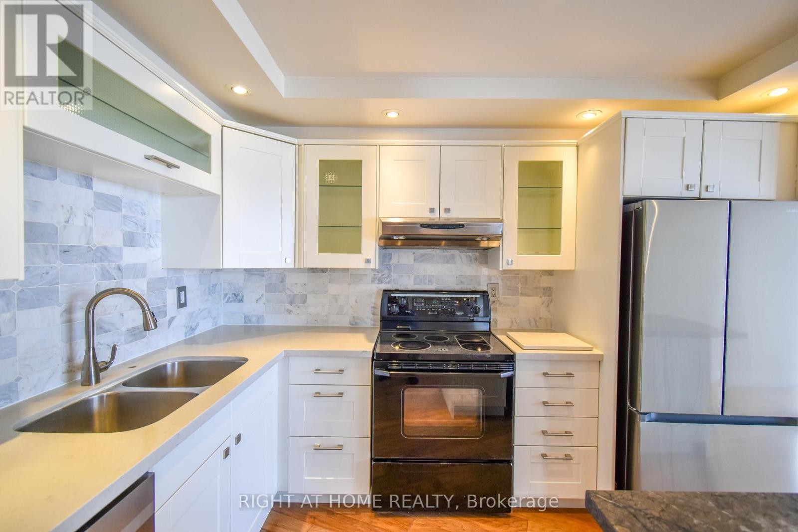 












1027 - 33 HARBOUR SQUARE

,
Toronto (Waterfront Communities),




Ontario
M5J2G2

