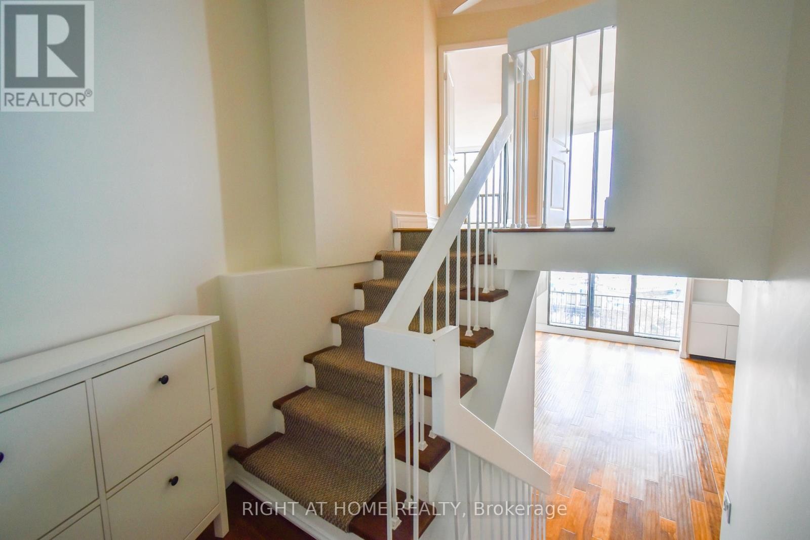 












1027 - 33 HARBOUR SQUARE

,
Toronto (Waterfront Communities),




Ontario
M5J2G2

