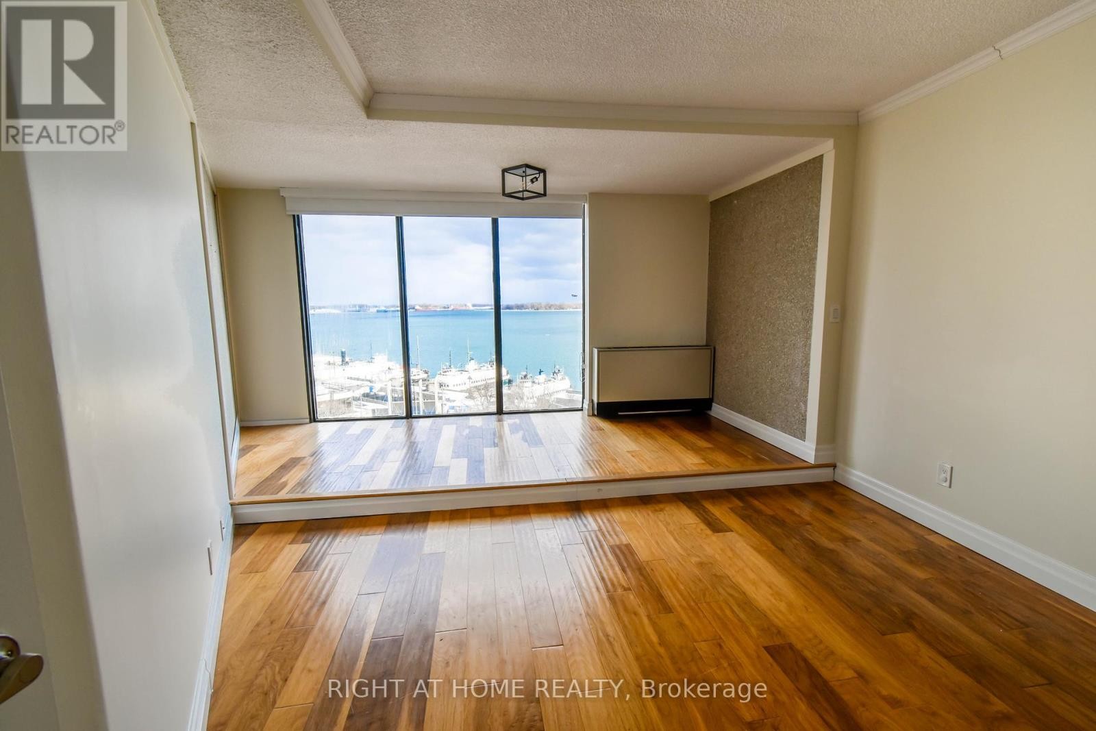 












1027 - 33 HARBOUR SQUARE

,
Toronto (Waterfront Communities),




Ontario
M5J2G2

