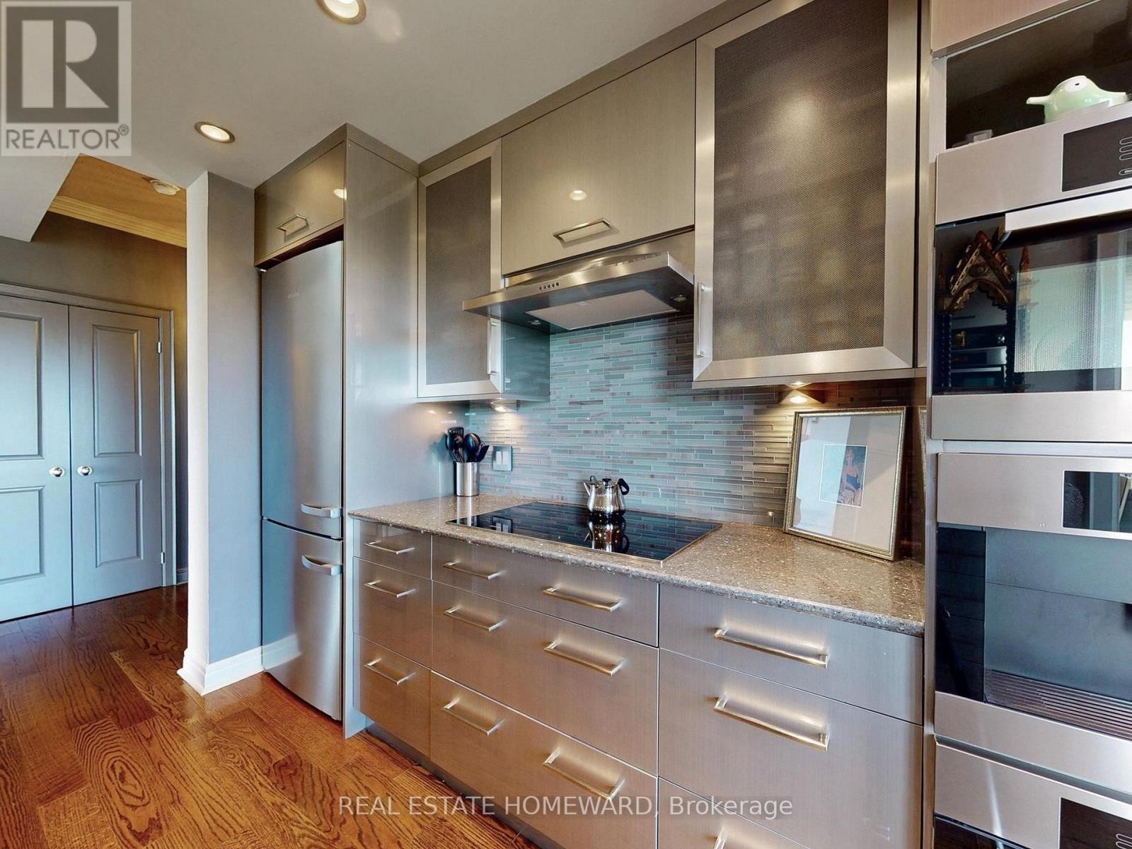 












PH3703 - 8 PARK ROAD

,
Toronto (Rosedale-Moore Park),




Ontario
M4W3S5

