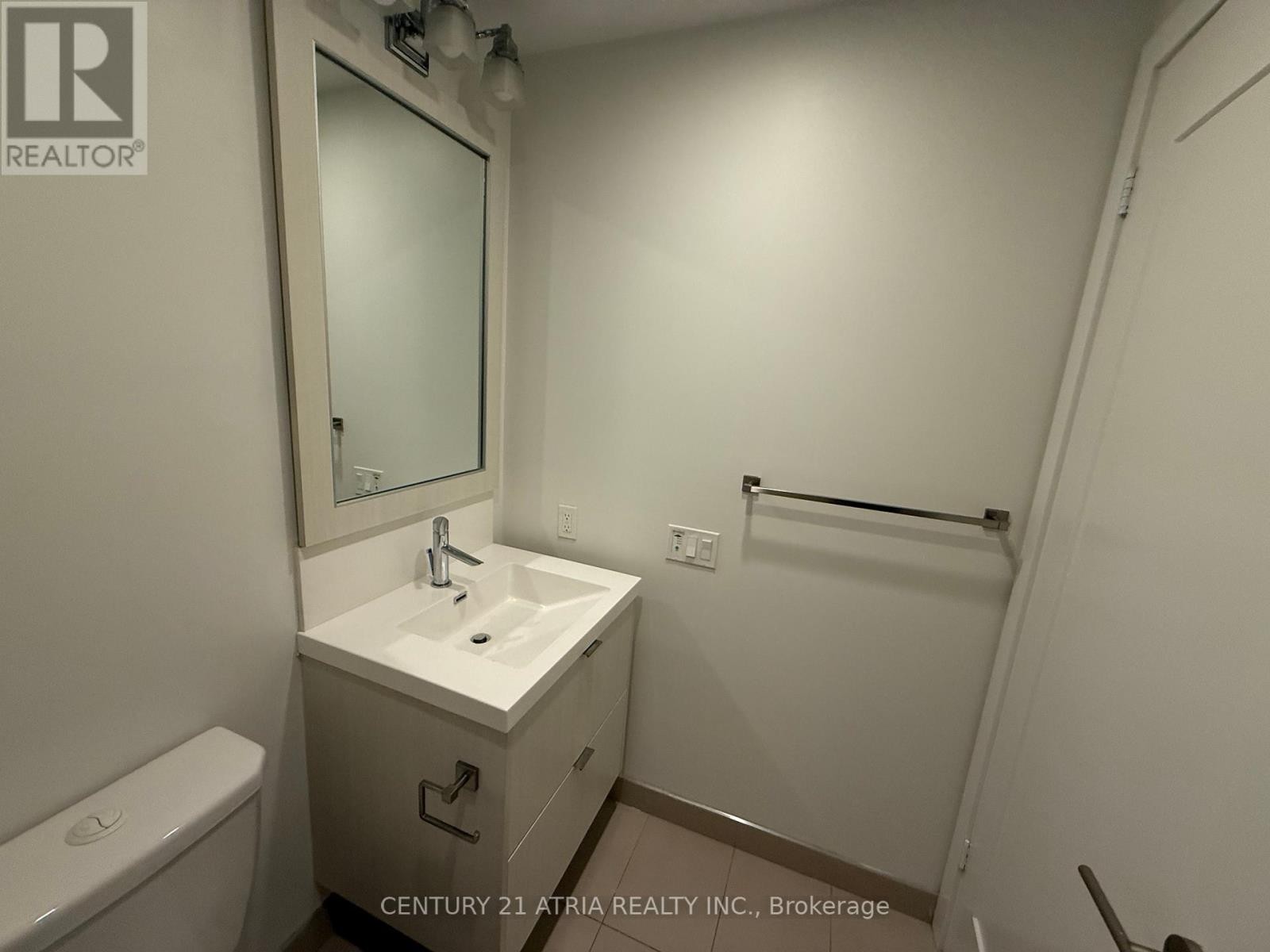 












617 - 38 CAMERON STREET

,
Toronto (Kensington-Chinatown),




Ontario
M5T0C3

