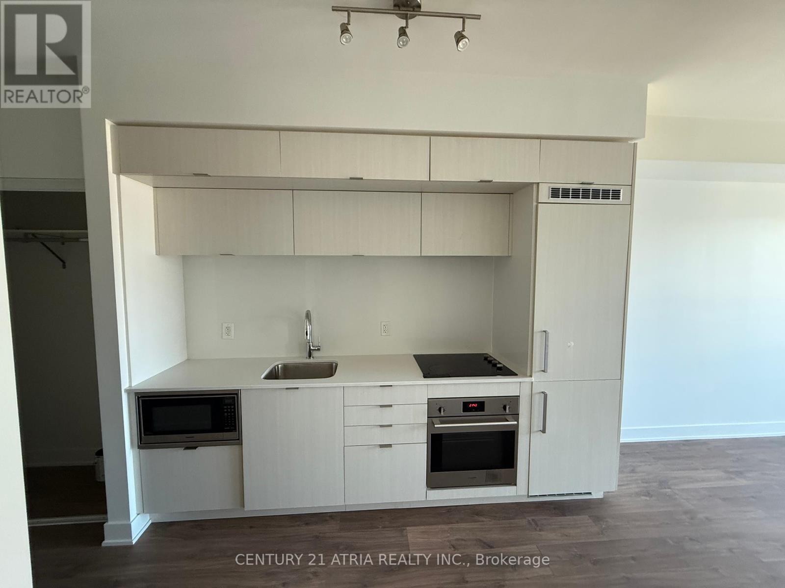 












617 - 38 CAMERON STREET

,
Toronto (Kensington-Chinatown),




Ontario
M5T0C3

