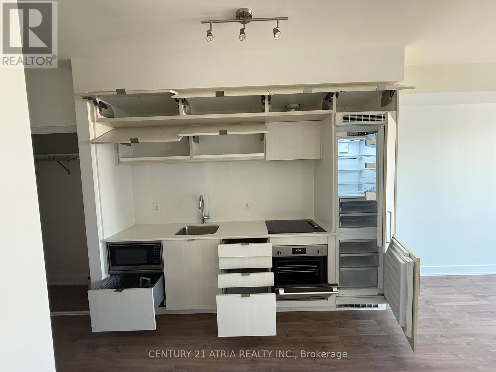 












617 - 38 CAMERON STREET

,
Toronto (Kensington-Chinatown),




Ontario
M5T0C3

