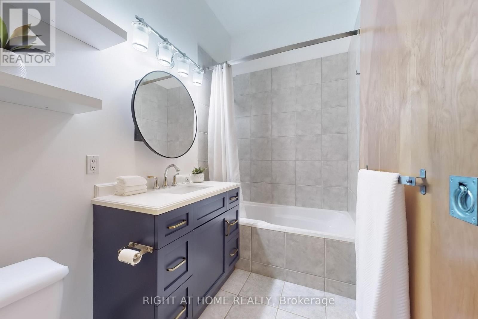 












1132 - 155 DALHOUSIE STREET

,
Toronto (Church-Yonge Corridor),




Ontario
M5B2P7

