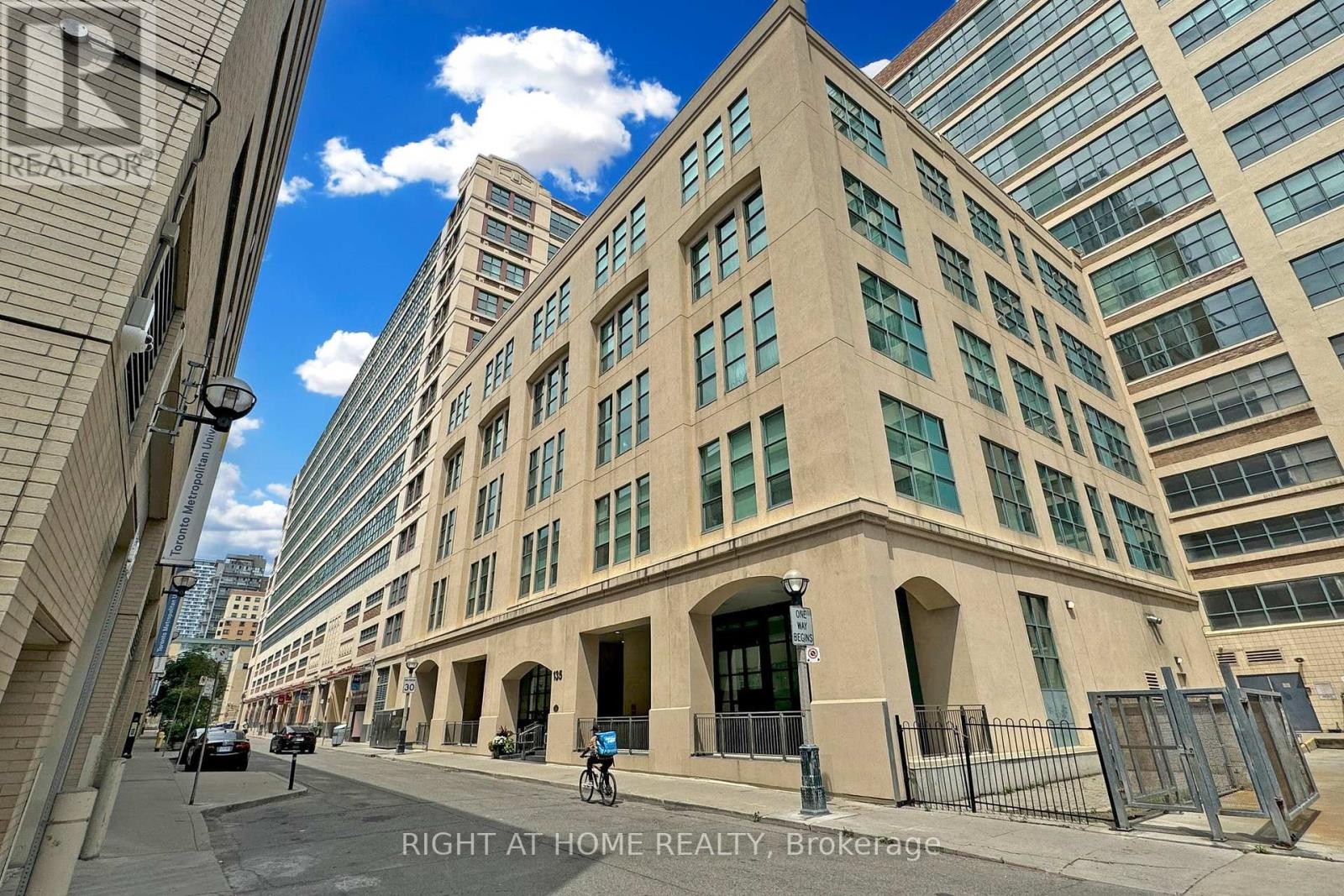 












1132 - 155 DALHOUSIE STREET

,
Toronto (Church-Yonge Corridor),




Ontario
M5B2P7

