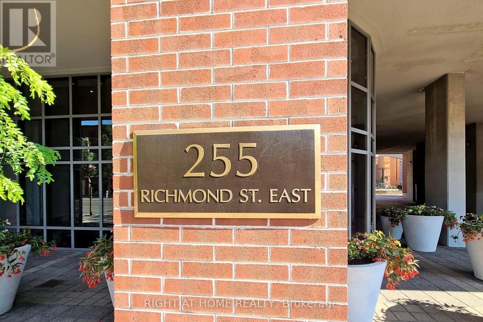 












401 - 255 RICHMOND STREET E

,
Toronto (Moss Park),




Ontario
M5A4T7

