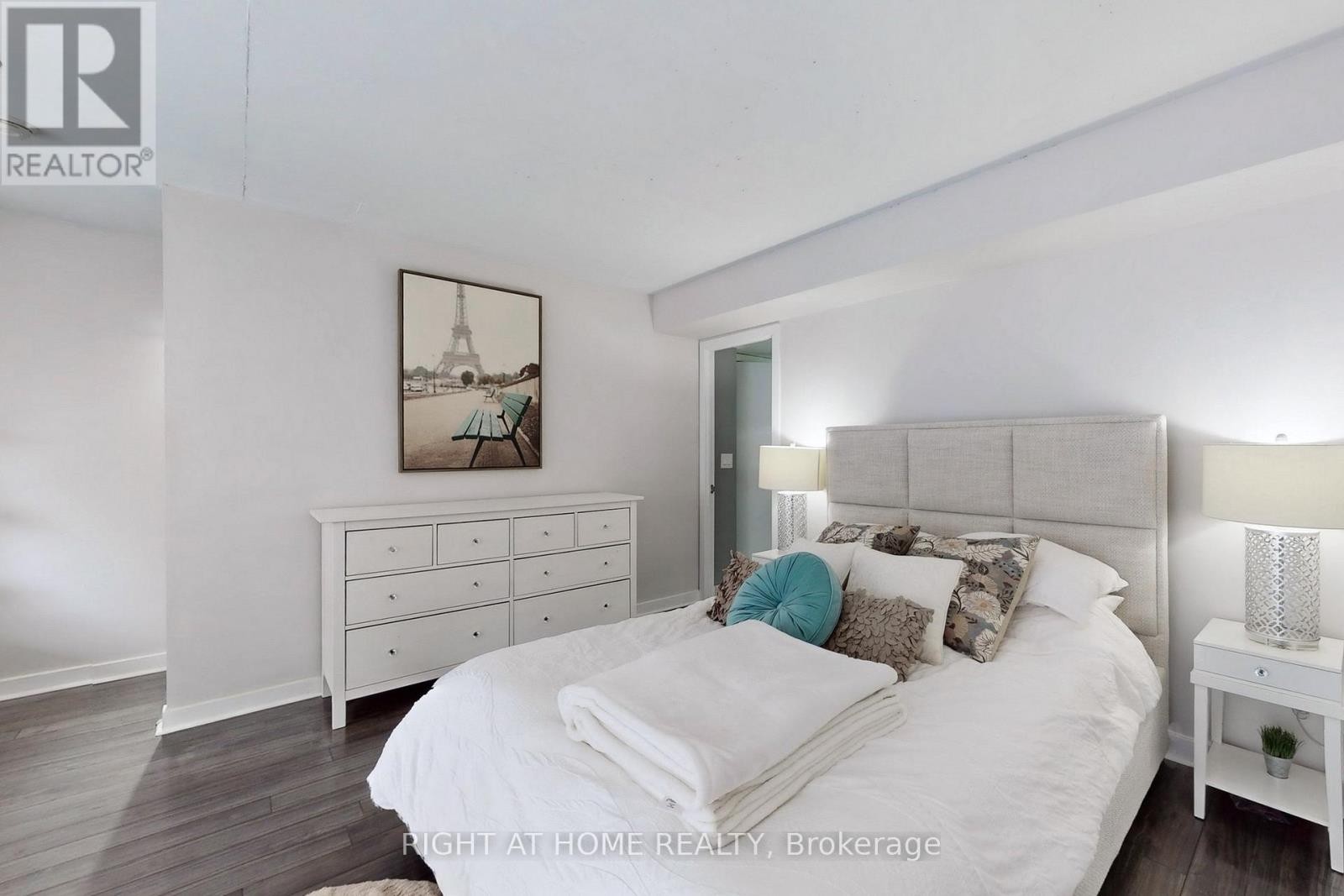 












401 - 255 RICHMOND STREET E

,
Toronto (Moss Park),




Ontario
M5A4T7

