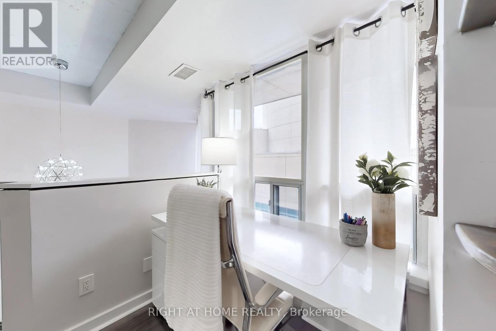 












401 - 255 RICHMOND STREET E

,
Toronto (Moss Park),




Ontario
M5A4T7

