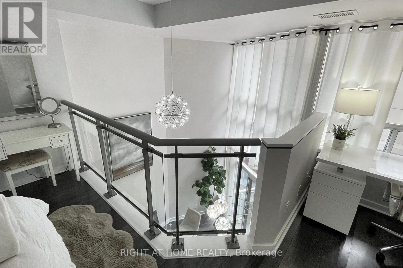 












401 - 255 RICHMOND STREET E

,
Toronto (Moss Park),




Ontario
M5A4T7

