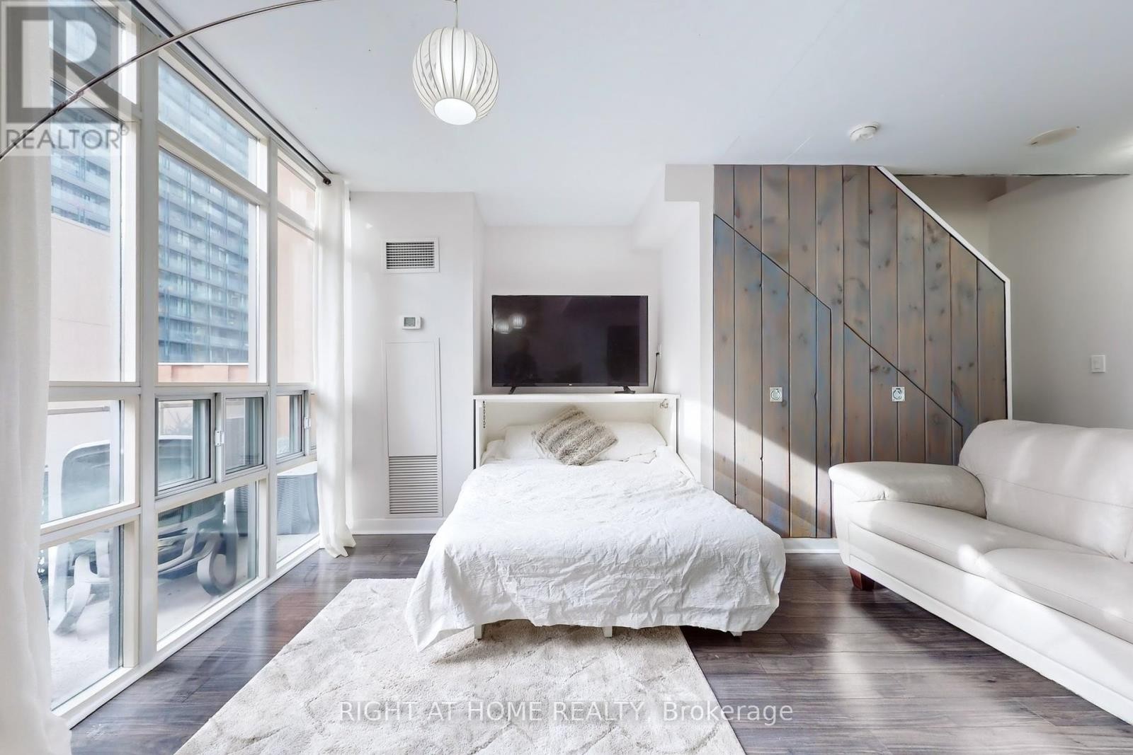 












401 - 255 RICHMOND STREET E

,
Toronto (Moss Park),




Ontario
M5A4T7

