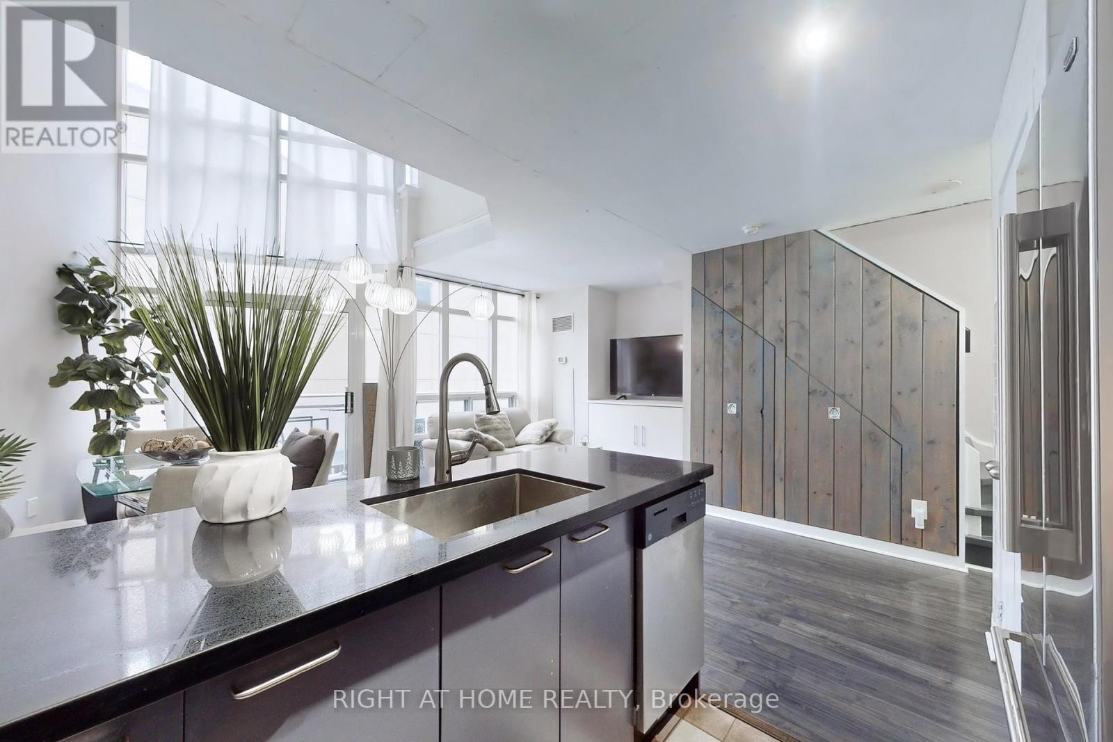 












401 - 255 RICHMOND STREET E

,
Toronto (Moss Park),




Ontario
M5A4T7

