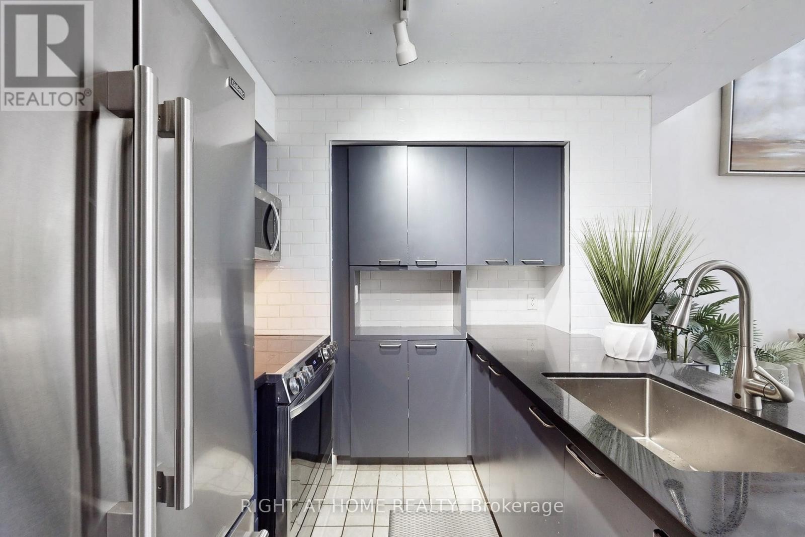 












401 - 255 RICHMOND STREET E

,
Toronto (Moss Park),




Ontario
M5A4T7


