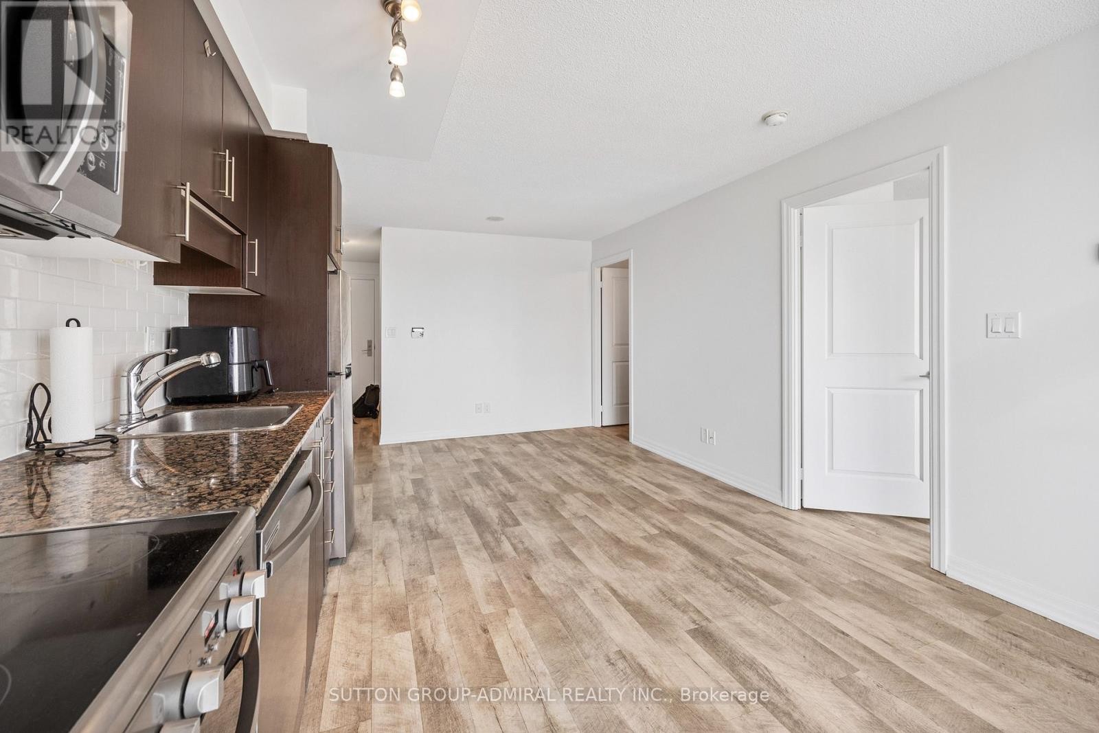 












1408 - 30 HERONS HILL WAY

,
Toronto (Henry Farm),




Ontario
M2J0A7

