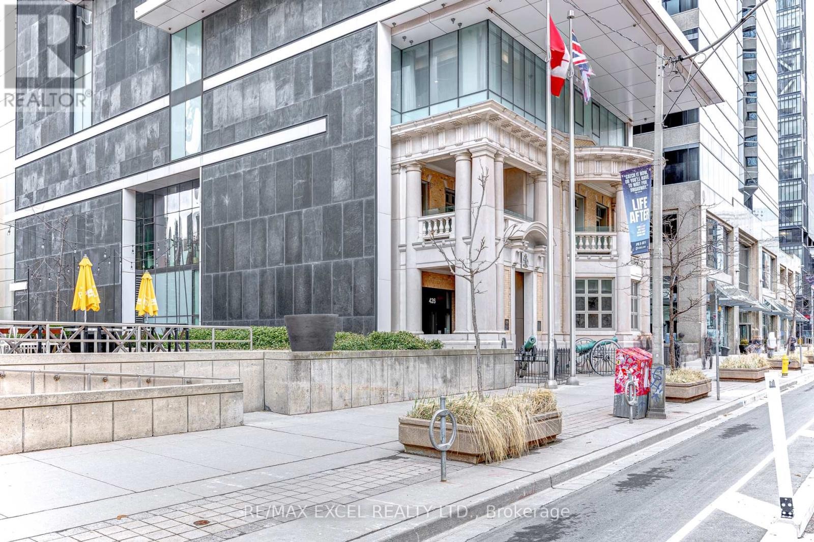 












1705 - 426 UNIVERSITY AVENUE

,
Toronto (Kensington-Chinatown),




Ontario
M5G1S9


