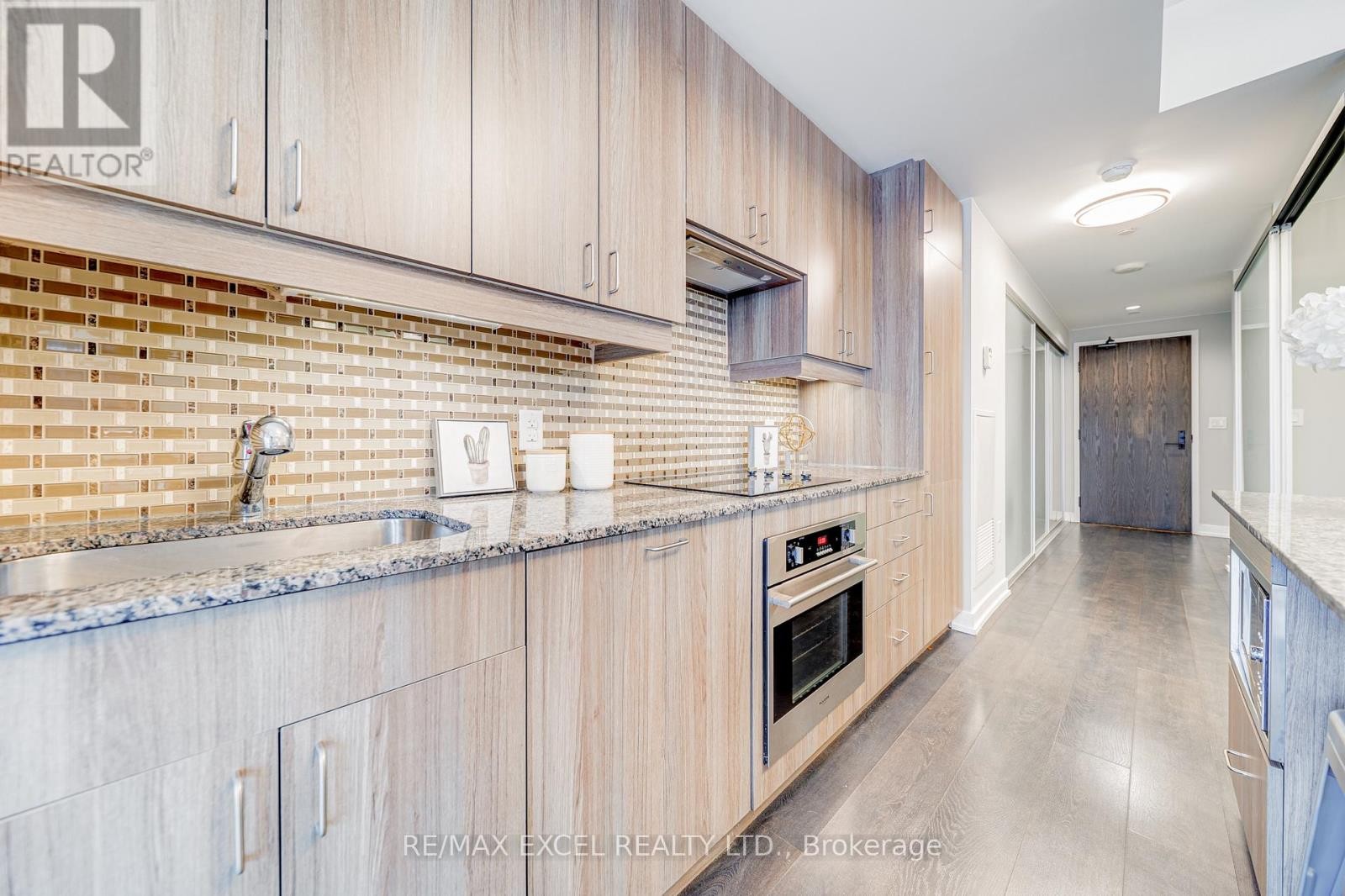 












1705 - 426 UNIVERSITY AVENUE

,
Toronto (Kensington-Chinatown),




Ontario
M5G1S9

