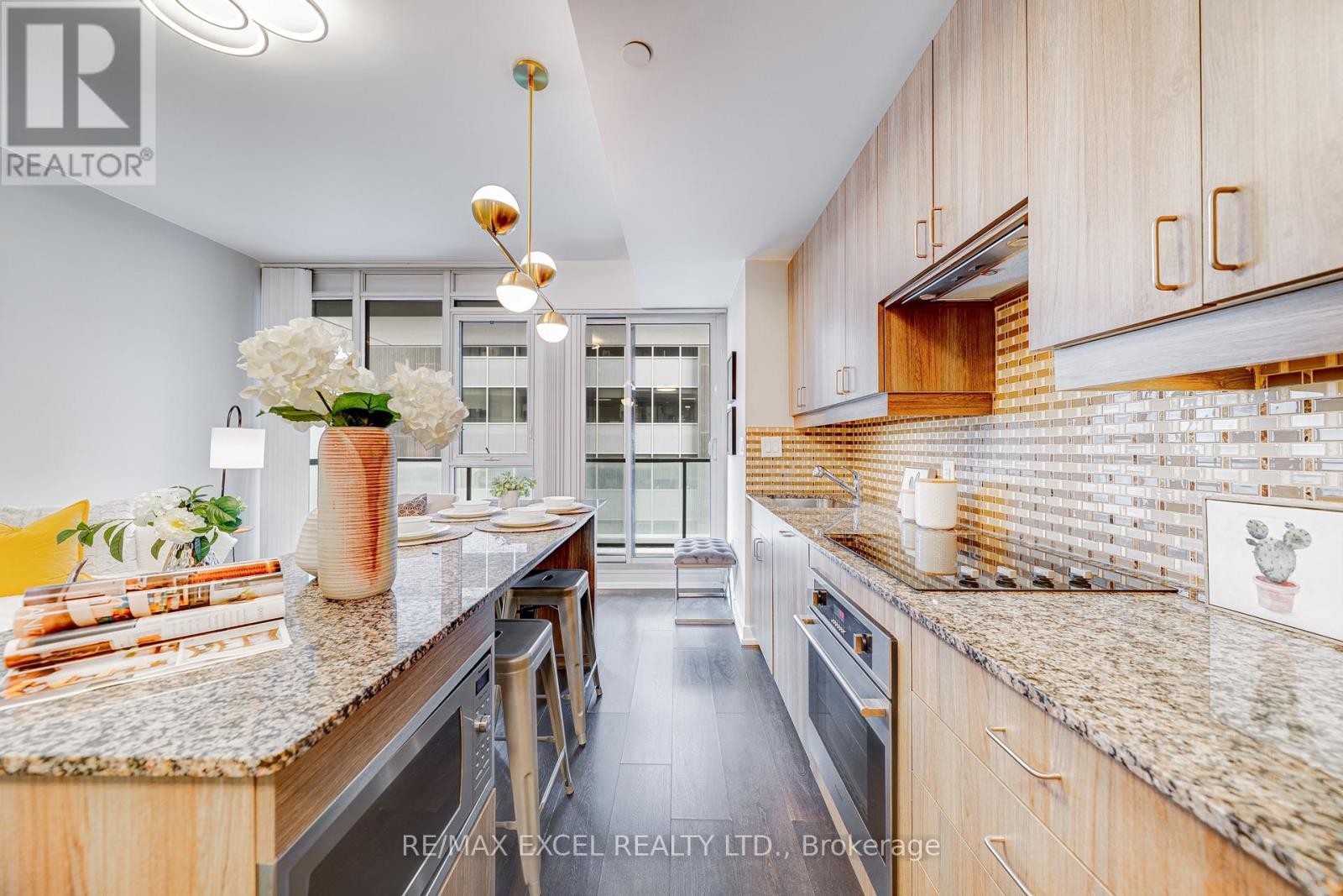 












1705 - 426 UNIVERSITY AVENUE

,
Toronto (Kensington-Chinatown),




Ontario
M5G1S9

