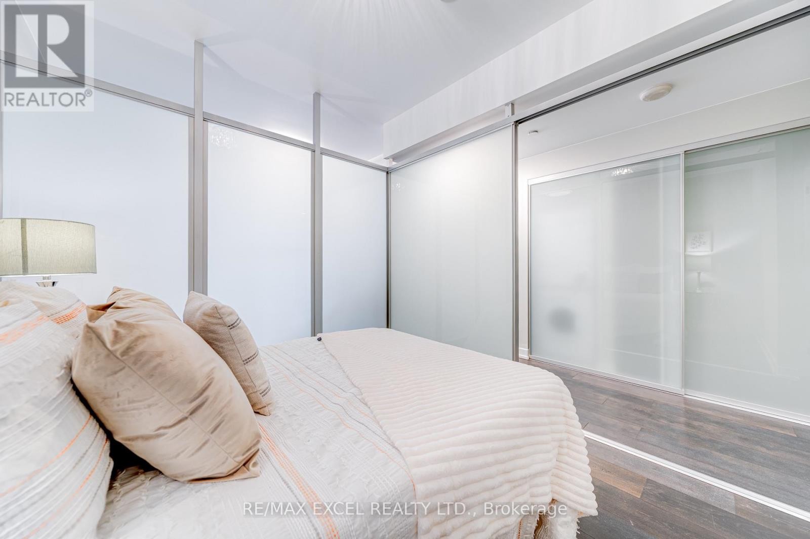 












1705 - 426 UNIVERSITY AVENUE

,
Toronto (Kensington-Chinatown),




Ontario
M5G1S9

