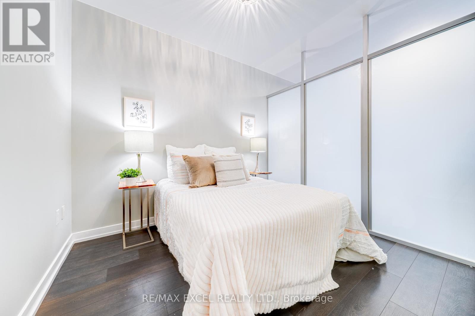 












1705 - 426 UNIVERSITY AVENUE

,
Toronto (Kensington-Chinatown),




Ontario
M5G1S9


