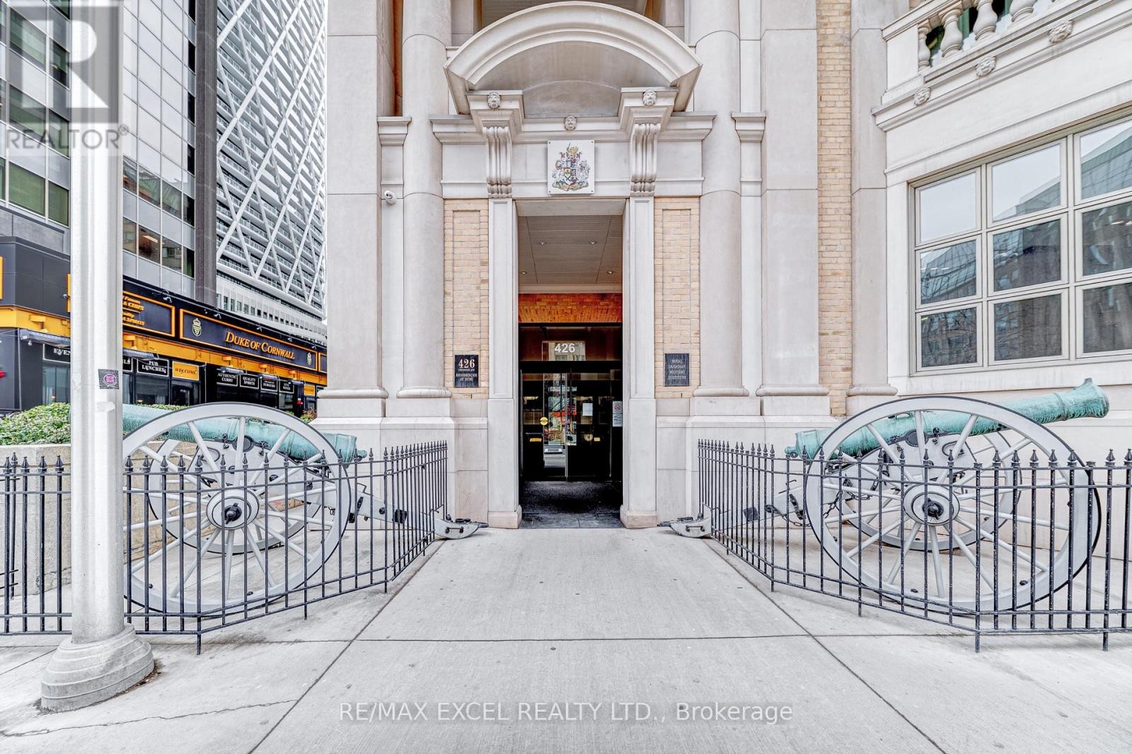 












1705 - 426 UNIVERSITY AVENUE

,
Toronto (Kensington-Chinatown),




Ontario
M5G1S9

